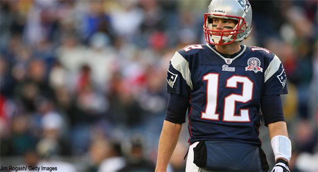 New England Patriots tightend Alge Crumpler carries the ball during News  Photo - Getty Images