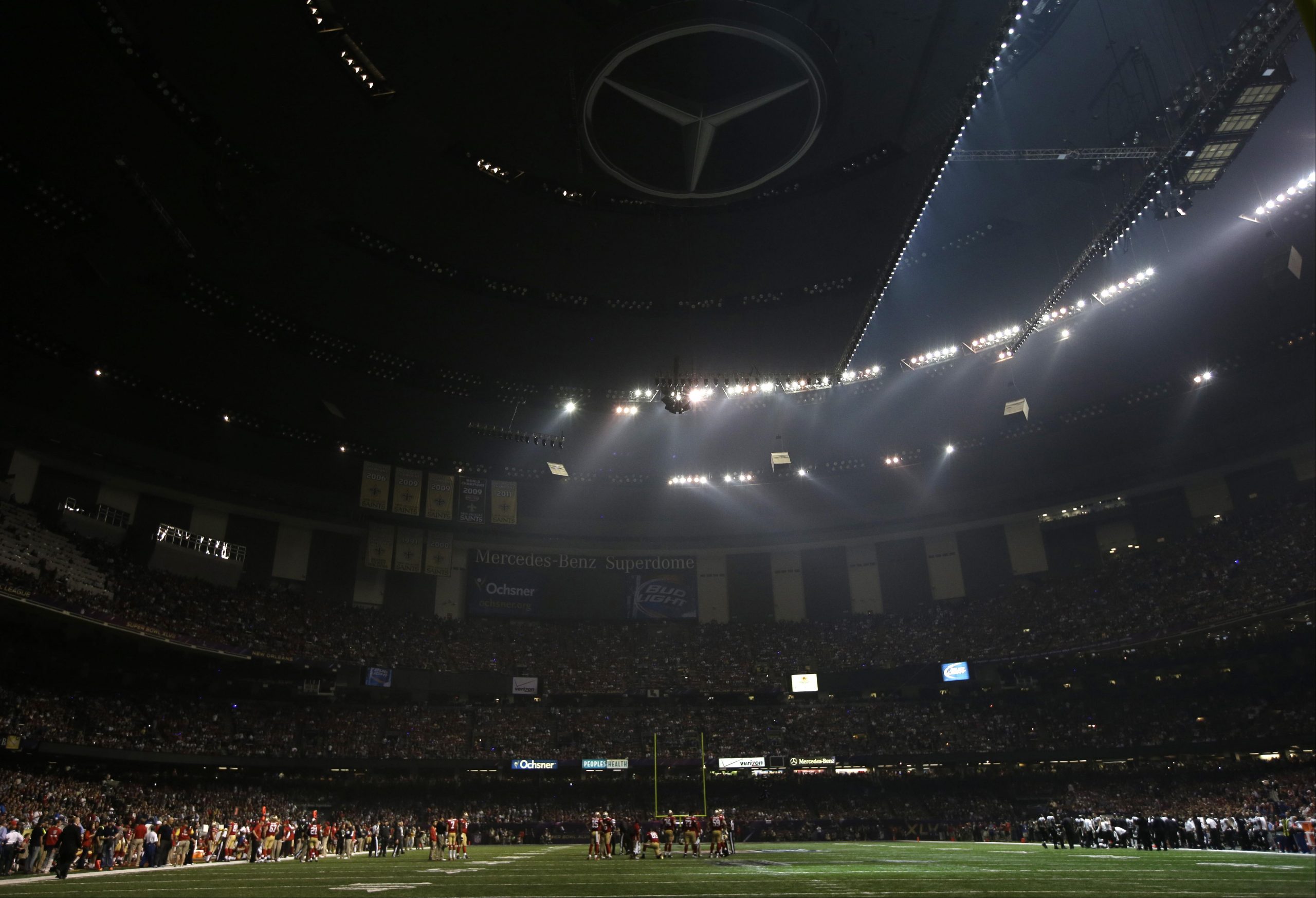 Super Bowl power outage: Baltimore Ravens, 49ers stay on field after  electricity goes out in half the Superdome.