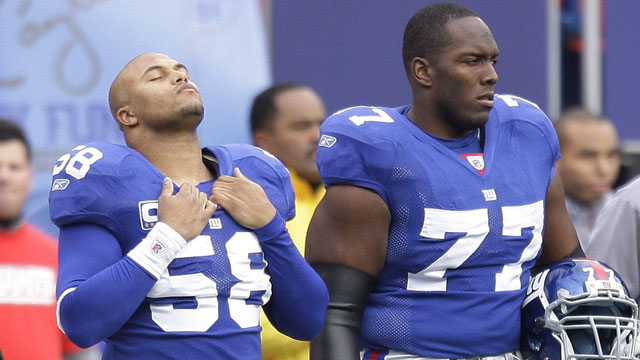 New York Giants guard Kevin Boothe leaves the field after beating