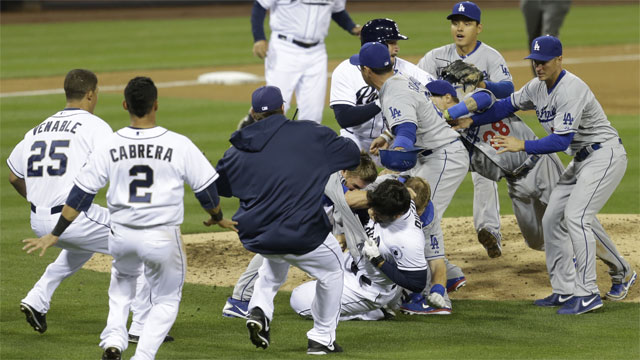 Greinke breaks collarbone in brawl with Padres