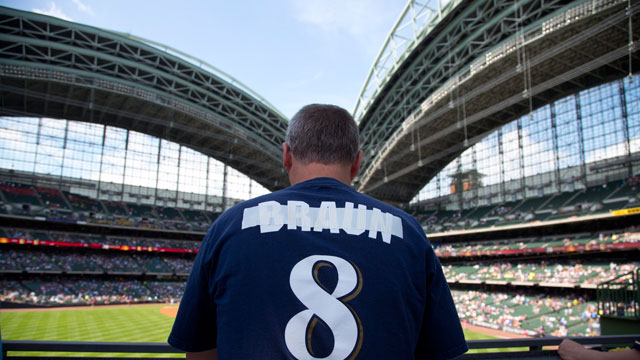 Brewers fan kicked out for altering Braun shirt