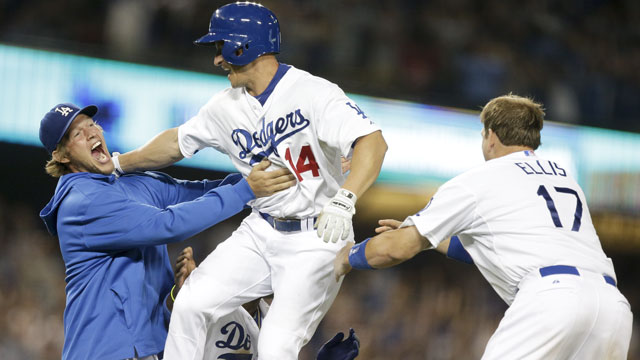 Dodgers beat Yankees on Mark Ellis' walk-off single