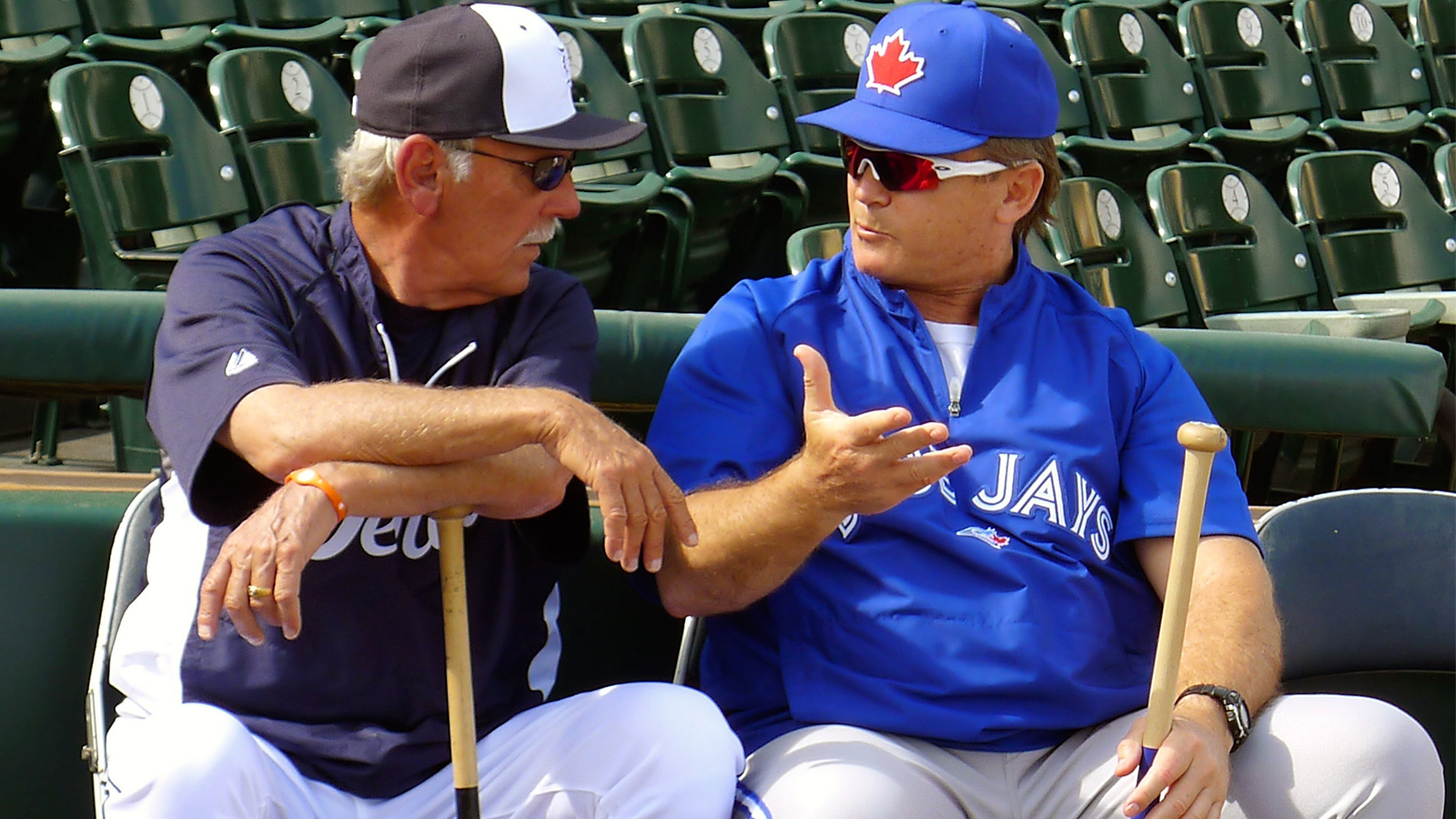 Jesse Barfield congratulates Jose Bautista on 'fantastic catch