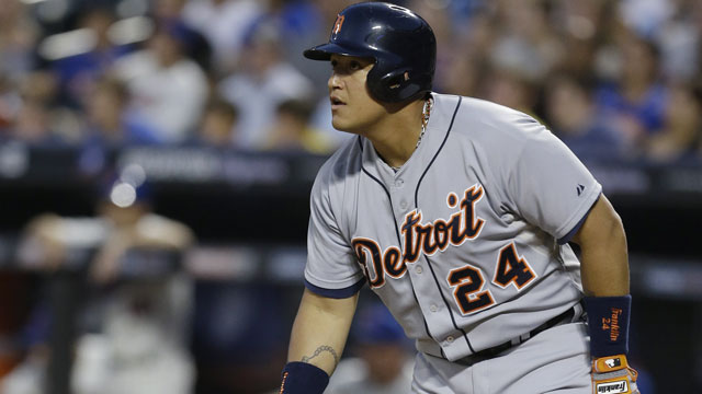 Miguel Cabrera gets Triple Crown trophy from MLB (Pictures)