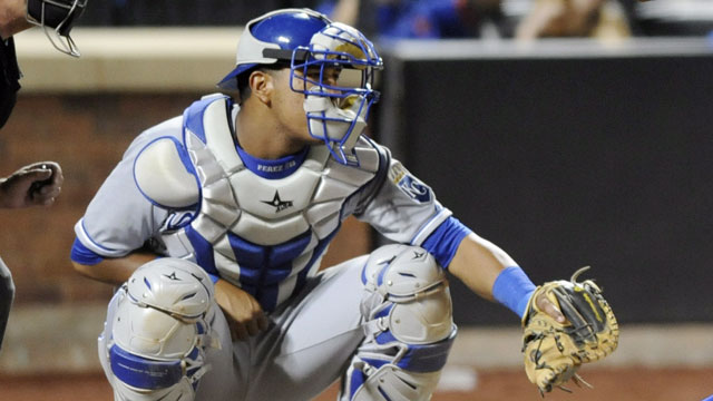 Salvador Perez leaves game after taking foul ball off mask
