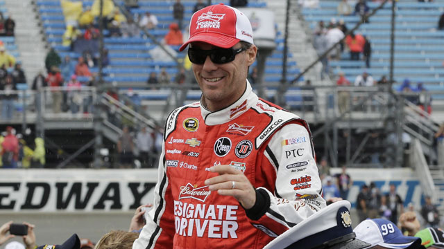 Harvick wins pole position at Kansas Speedway