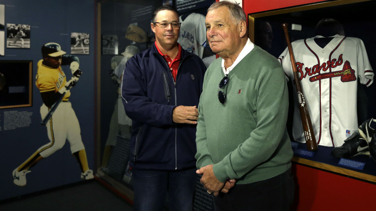 Cox, Maddux take pre-induction tour of HoF