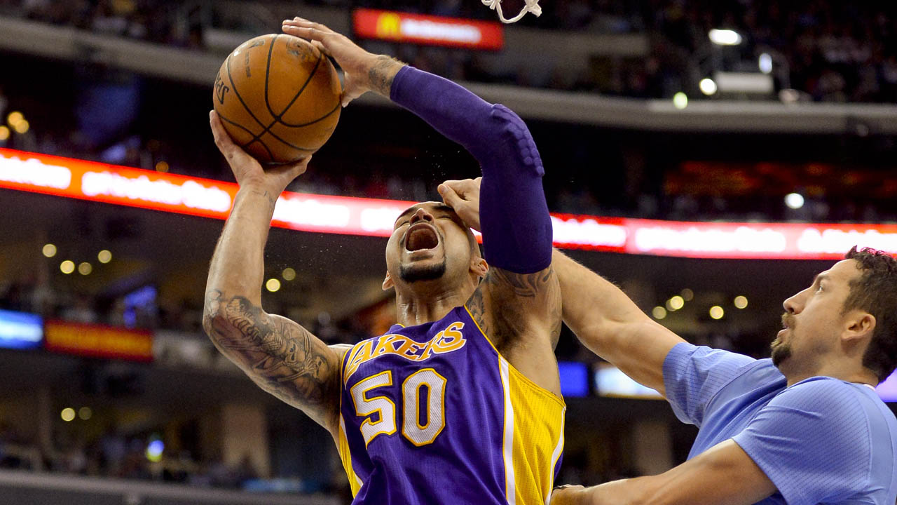 Report: Lakers expected to bring back Robert Sacre