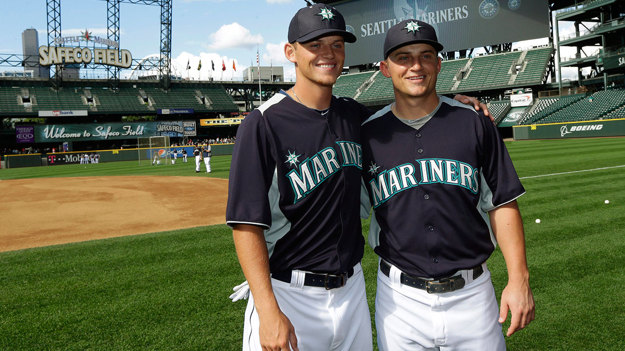 Kyle Seager with his brother Justin Seager