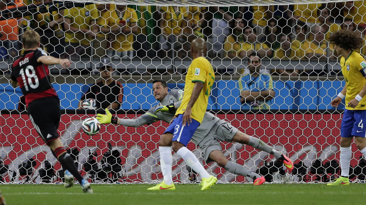 Немецкий гол. Германия Бразилия 7-1 Тони Кроос. Германия vs Бразилия. Brazil vs Germany 2014fifaжадвал. Германия-Бразилия мужчина.