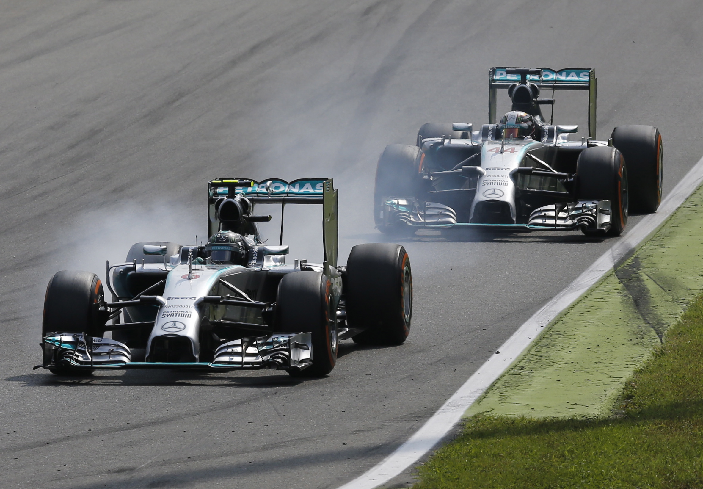 Hamilton victorious in Monza ahead of Rosberg