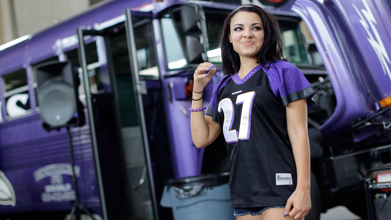 Fans line up to exchange Ray Rice jerseys at Baltimore Ravens home