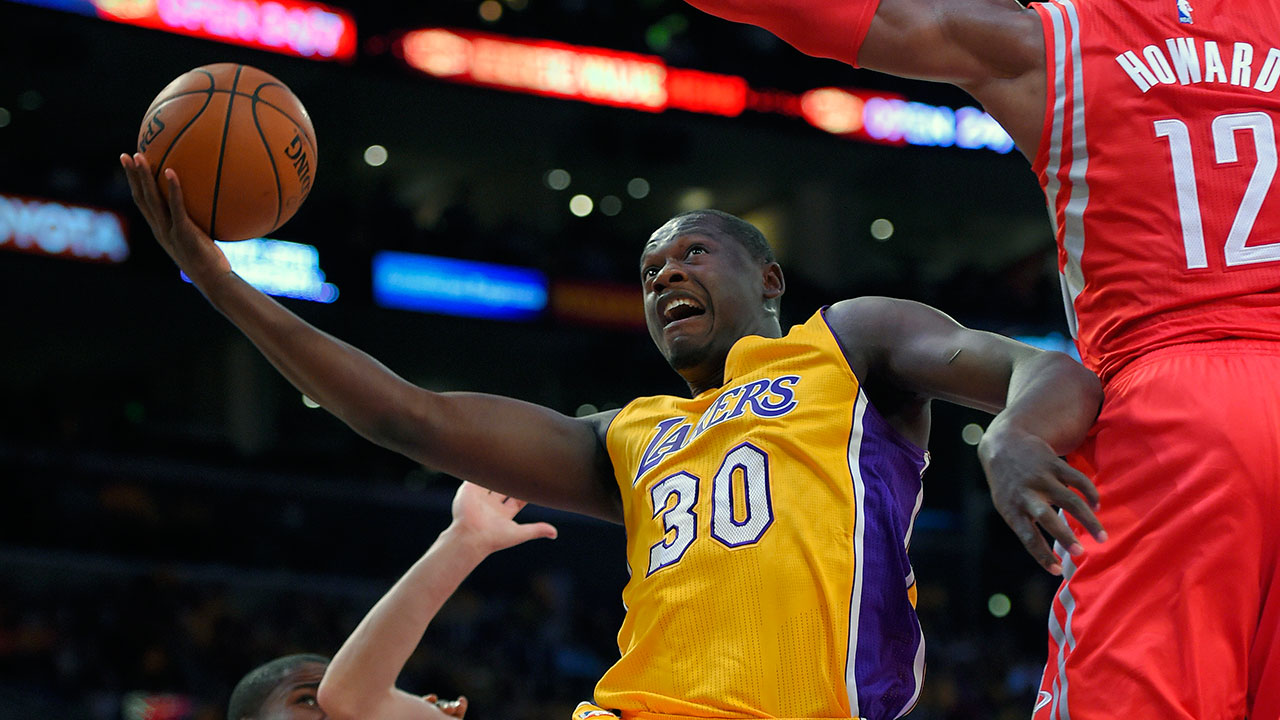 Lakers Rookie Randle Breaks Leg In NBA Debut