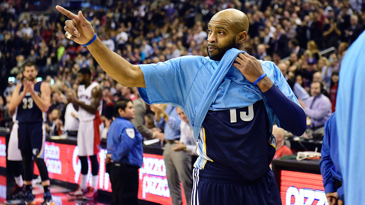 Vince Carter returns against the Cavs: Receives standing ovation