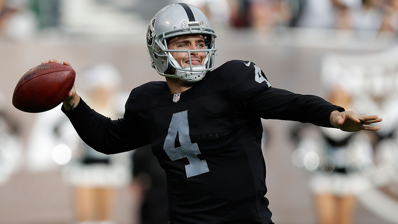 Raiders' Derek Carr diagnosed with bruised hand