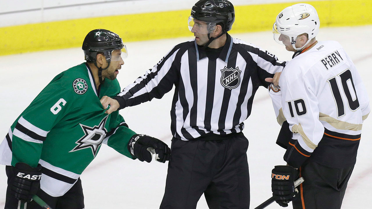 Two NHL referees return after mumps 