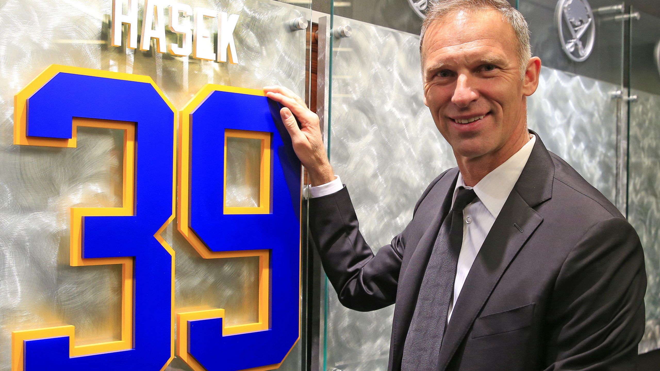 Sabres to officially retire Hasek's jersey next season