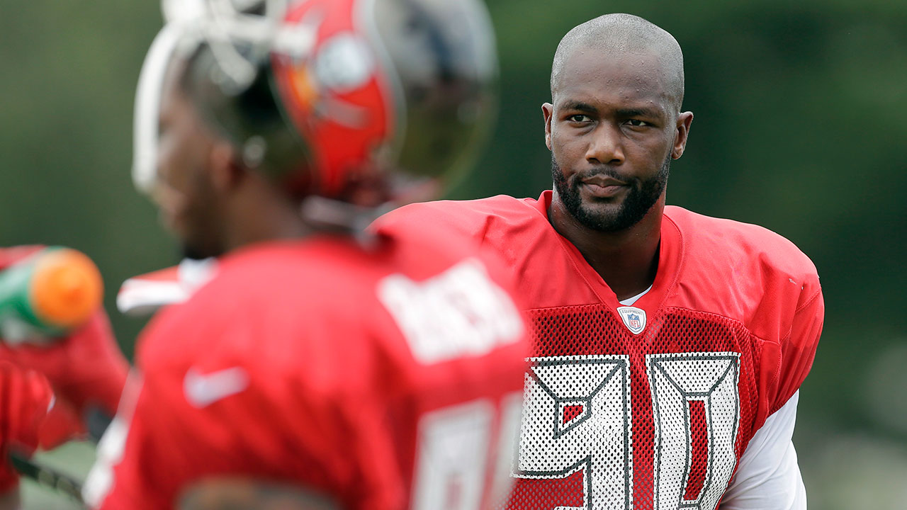 Buccaneers cut Michael Johnson, sign Bruce Carter