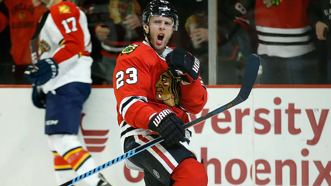 Kris Versteeg loves putting his kid inside the Stanley Cup - Chicago  Sun-Times