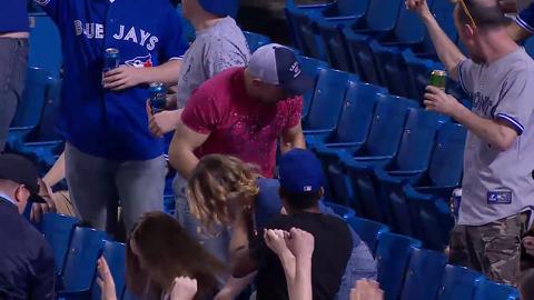 Blue Jays fan makes ridiculous catch with beer in hand (VIDEO