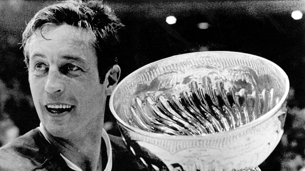 Jean Beliveau holds the Stanley Cup in Chicago following the Canadiens 3-2 victory over the Chicago Blackhawks. (File/AP)