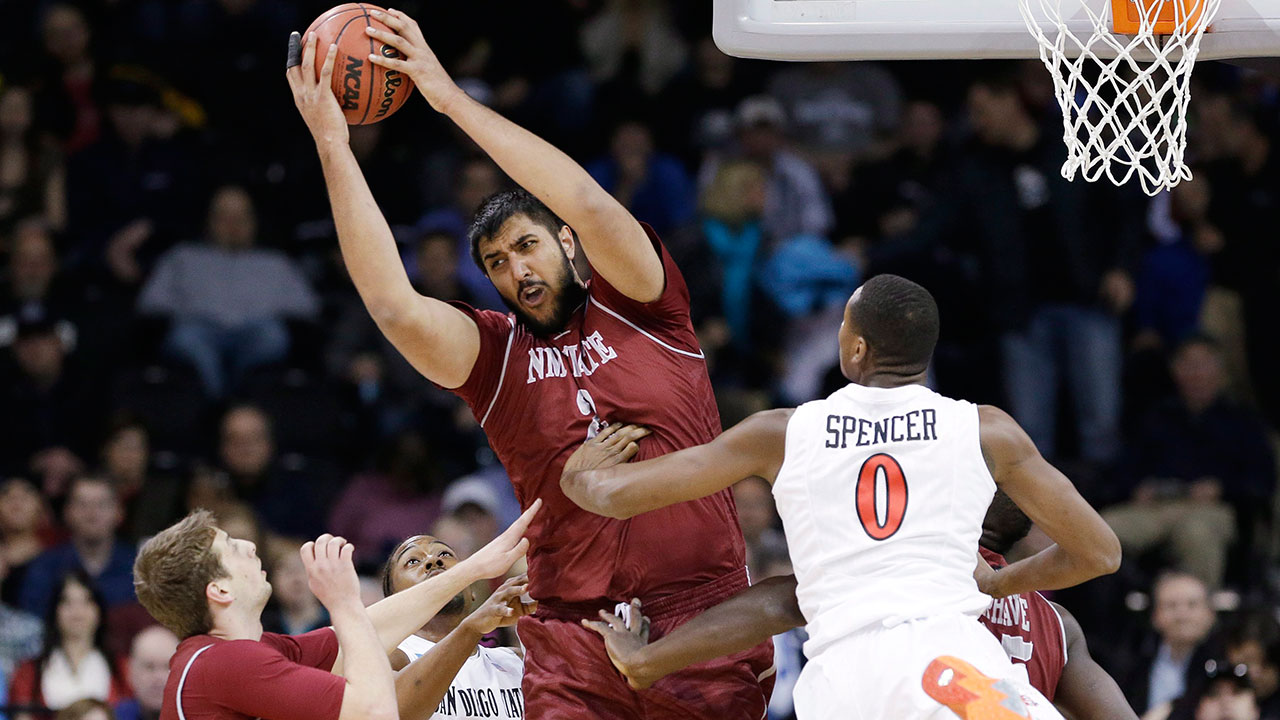 Basketball: Buzz around 7ft 5in Sim Bhullar becoming NBA's first player of  Indian descent - Hindustan Times