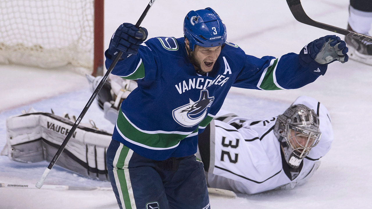 Kevin Bieksa traded to Ducks by Canucks for 2016 2nd-round pick