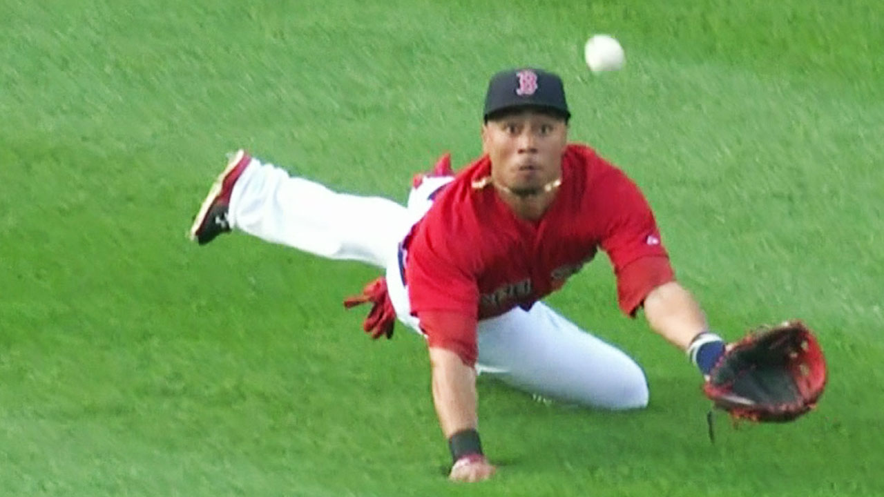 Mookie Betts calmly takes over play-by-play duties while mic'd up