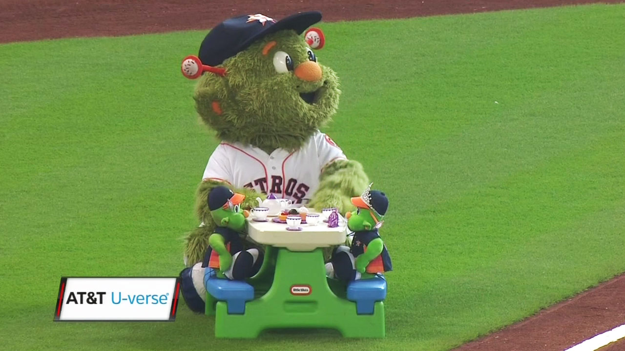 Jose Bautista vs. Astros' mascot Orbit 