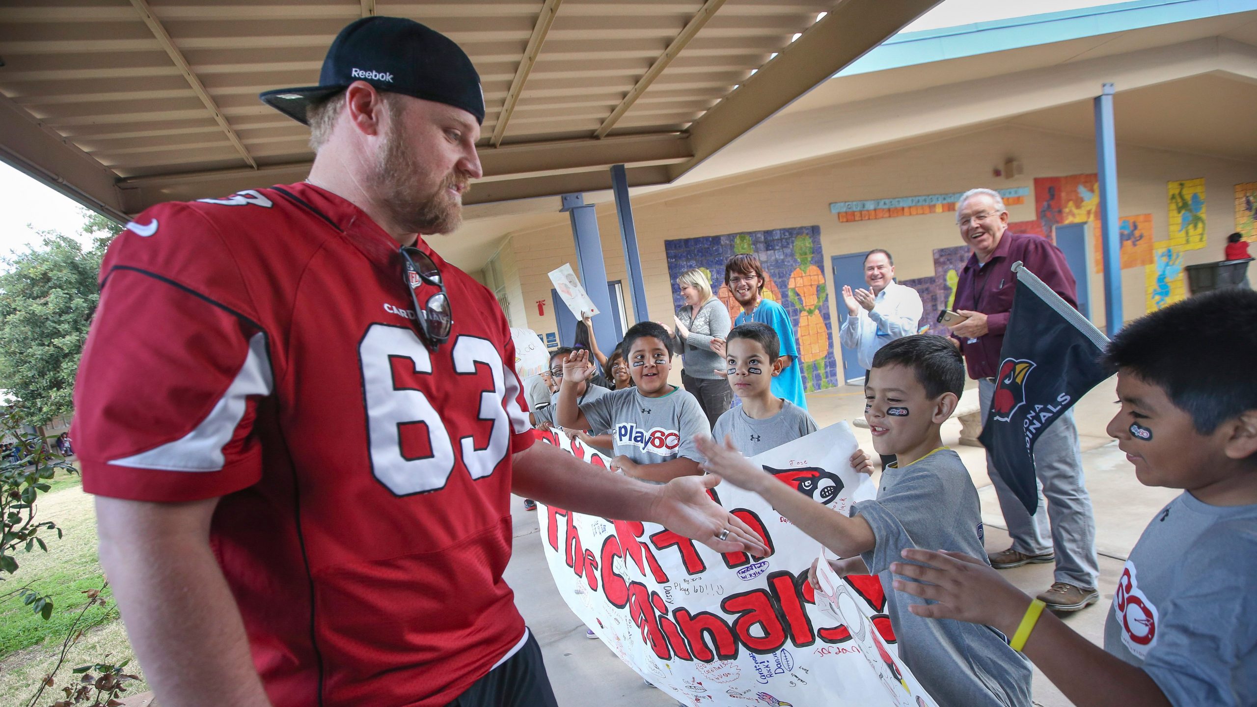 Cardinals bring back longtime starting C Sendlein