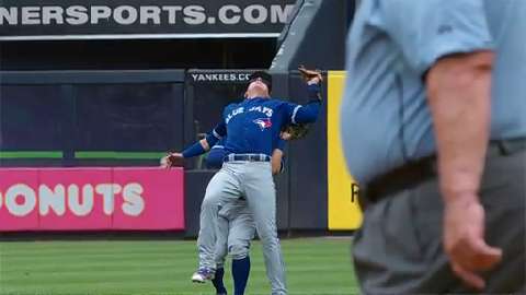 Blue Jays' Troy Tulowitzki cracks shoulder blade in collision