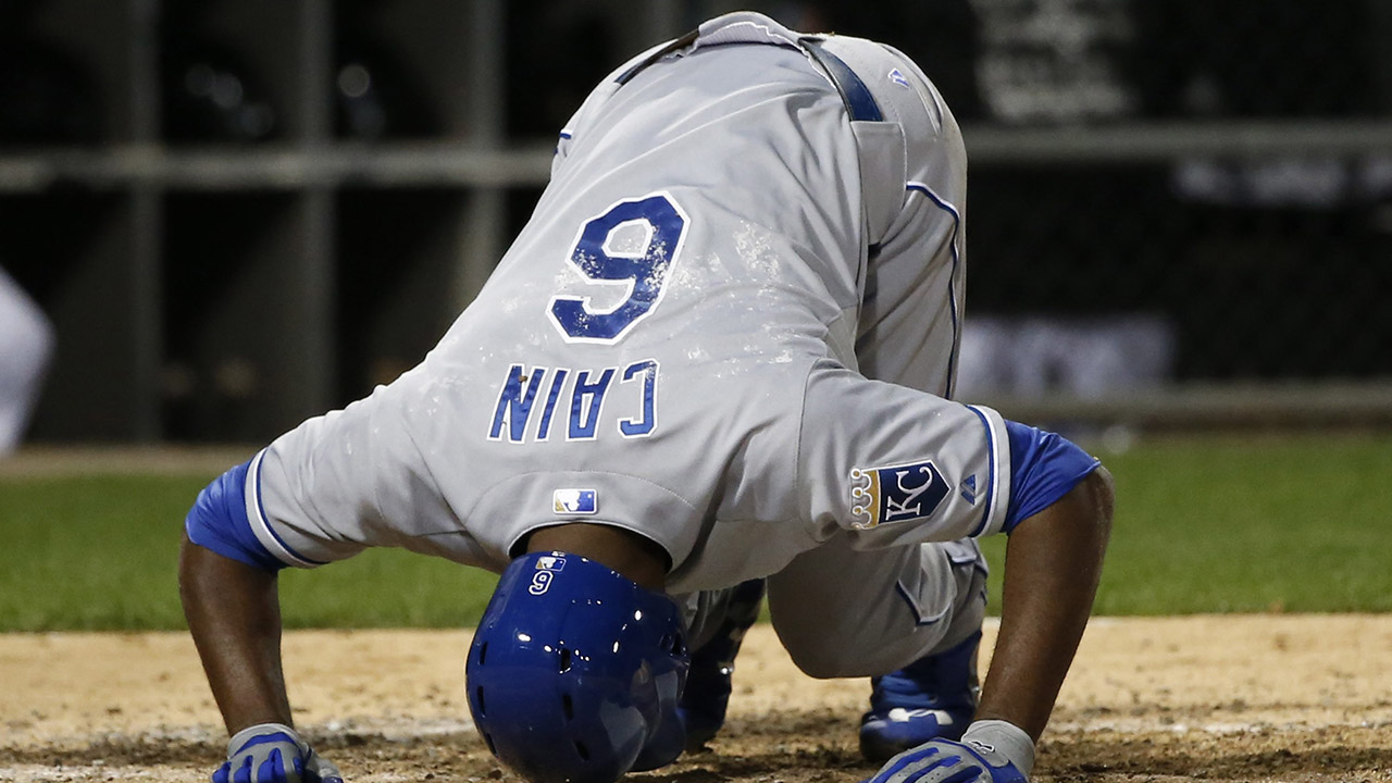 Royals' Cain fouls ball off knee, listed as day-to-day