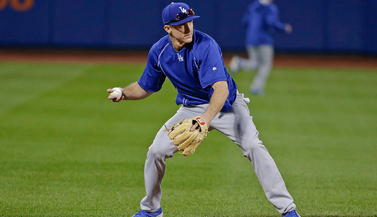 Second baseman Chase Utley agrees to stay with Los Angeles Dodgers