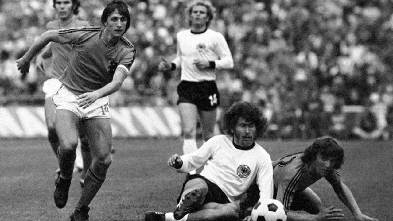 Johan Cruyff - The Dutch legend who invented modern soccer. – TENLEGEND