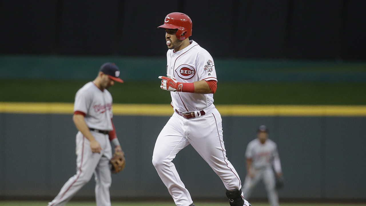 Cincinnati Reds sign third baseman Eugenio Suarez to 7-year deal