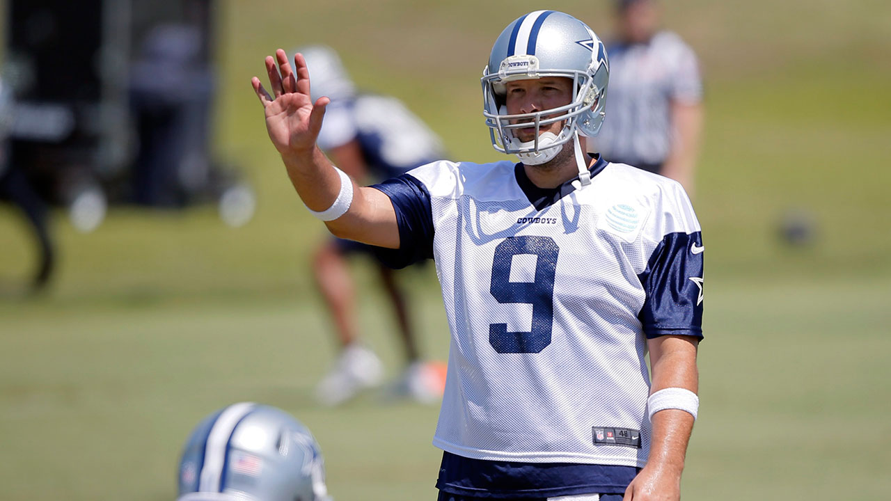 Dallas Cowboys quarterback Tony Romo (9) watches the scoreboard as