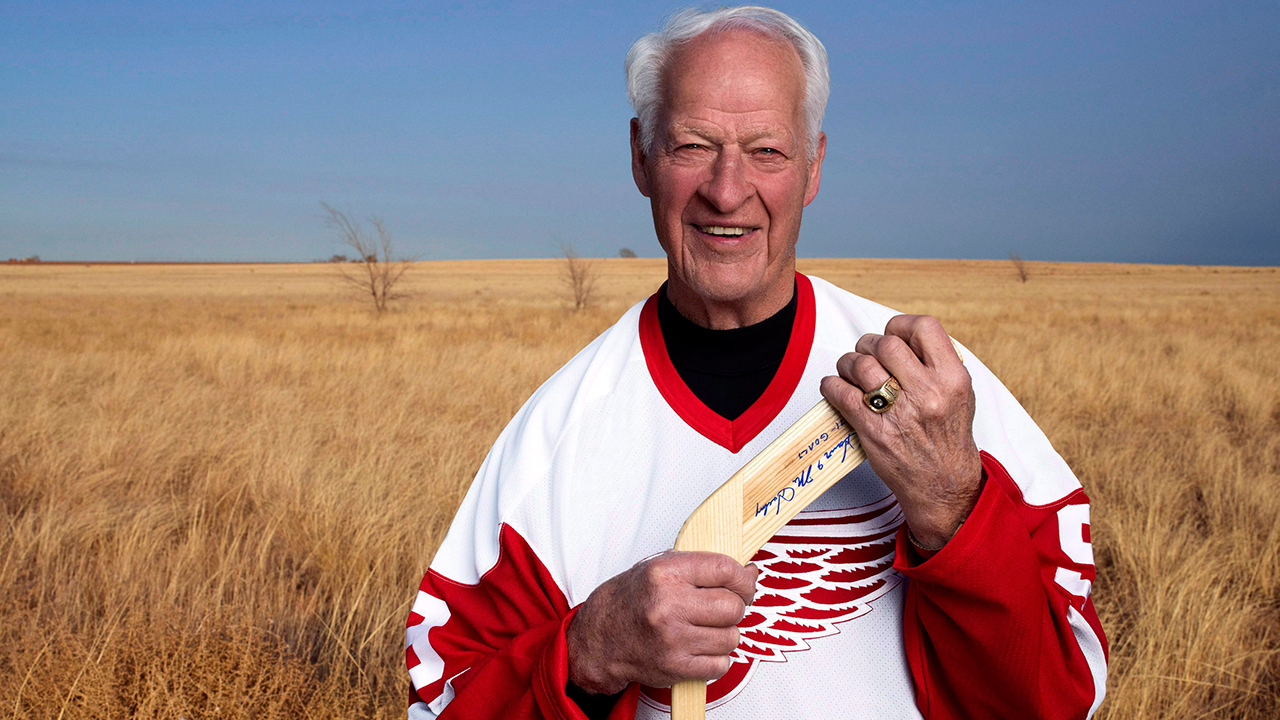 Thief steals Gordie Howe hockey jersey