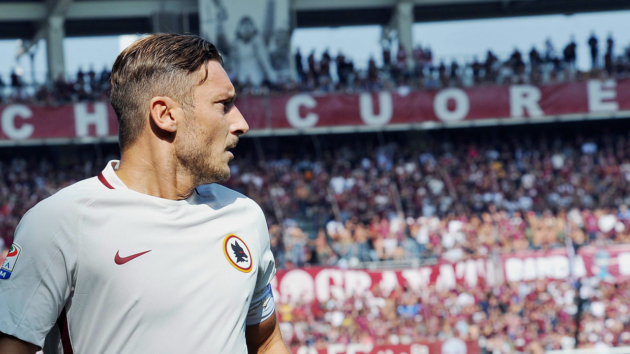 Genoa Celebrates Totti with Special Jersey - Footy Headlines