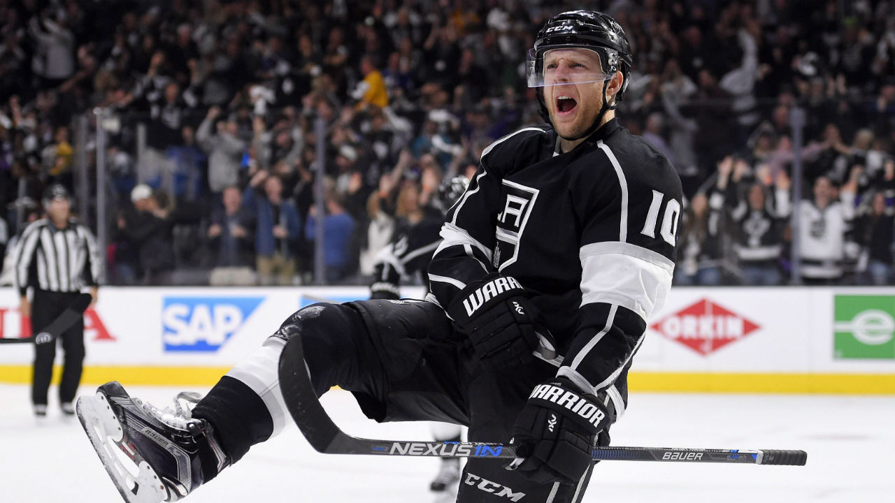 Kris-Versteeg-had-trouble-getting-his-contract-insured-with-Swiss-team-SC-Bern-and-is-once-again-a-free-agent.-(AP-Photo/Mark-J.-Terrill)