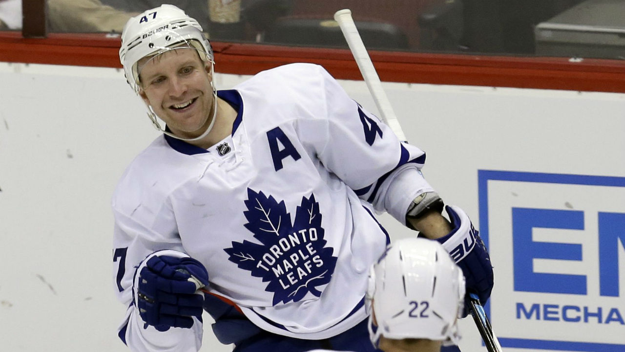 leo komarov leafs jersey