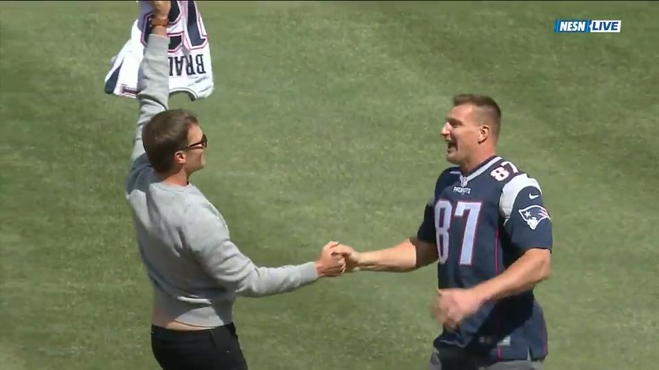 Brady's jersey stolen again, this time in fun at Fenway Park