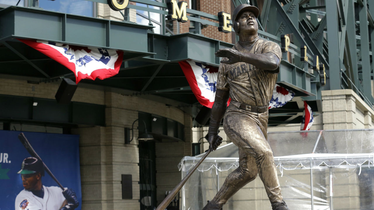 Mariners honour broadcaster with statue