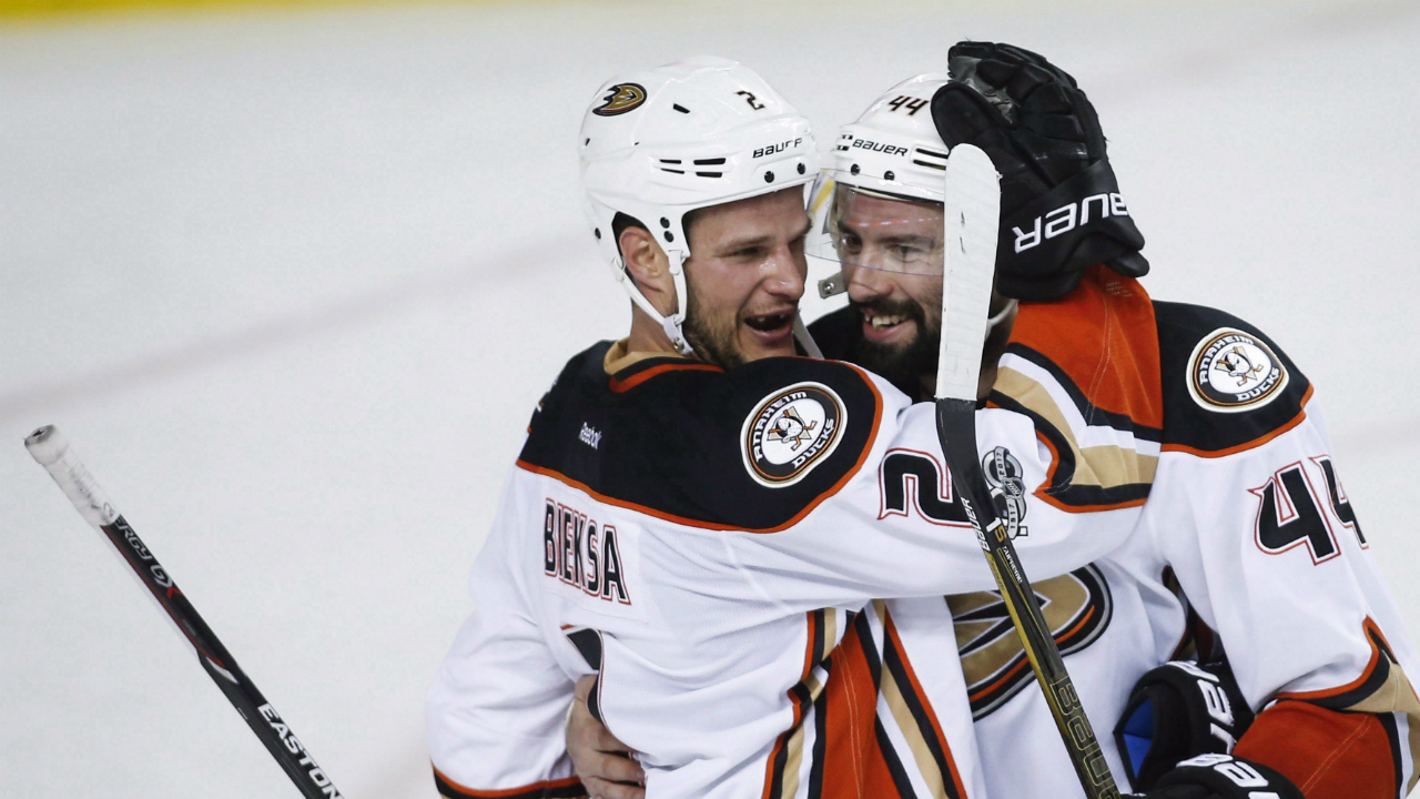 Ducks get Kevin Bieksa from Canucks for 2nd-round pick