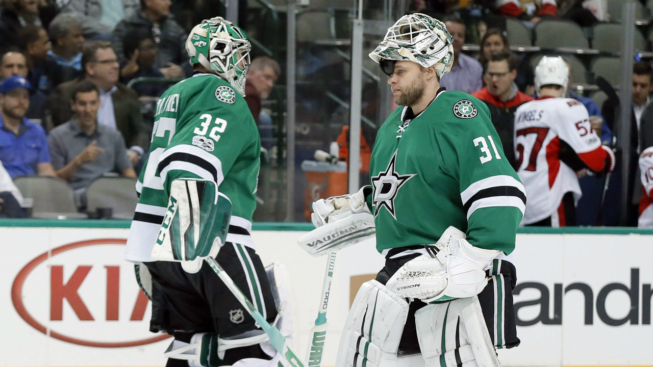 Dallas-Stars'-Kari-Lehtonen-(32)-of-Finland-and-Antti-Niemi-(31)-of-Finland-tap-each-others-leg-pads-as-Lehtonen-is-replaced-by-Niemi-in-the-second-period-of-an-NHL-hockey-game-against-the-Ottawa-Senators-in-Dallas,-Wednesday,-March-8,-2017.-(Tony-Gutierrez/AP)