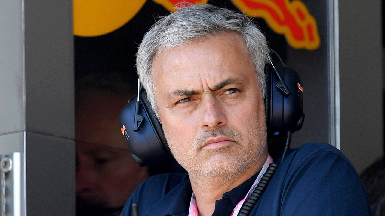 Mourinho Headphones / Parlour Spurs Dressing Room To Cause Mourinho