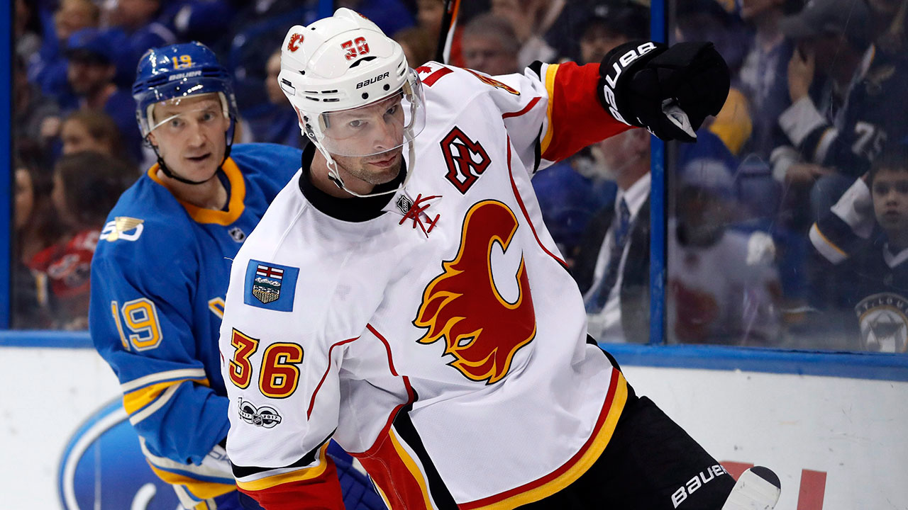 Troy Brouwer cashes in on playoff success with four-year Flames
