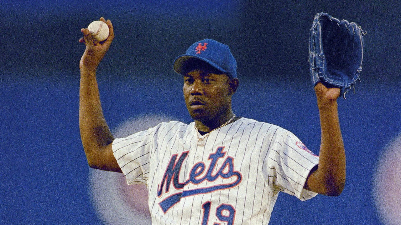 In-this-June-22,-1993,-file-photo,-New-York-Mets-pitcher-Anthony-Young-calls-for-a-a-new-ball-during-the-team's-baseball-game-against-the-Montreal-Expos-in-New-York.-Young,-who-set-a-major-league-record-with-27-straight-losses,-has-died.-He-was-51.-The-Mets-said-Young-died-Tuesday,-June-27,-2017,-in-Houston-after-a-long-illness.-He-had-told-former-teammates-this-spring-that-he-had-a-brain-tumor.-(Ron-Frehm,-File/AP)