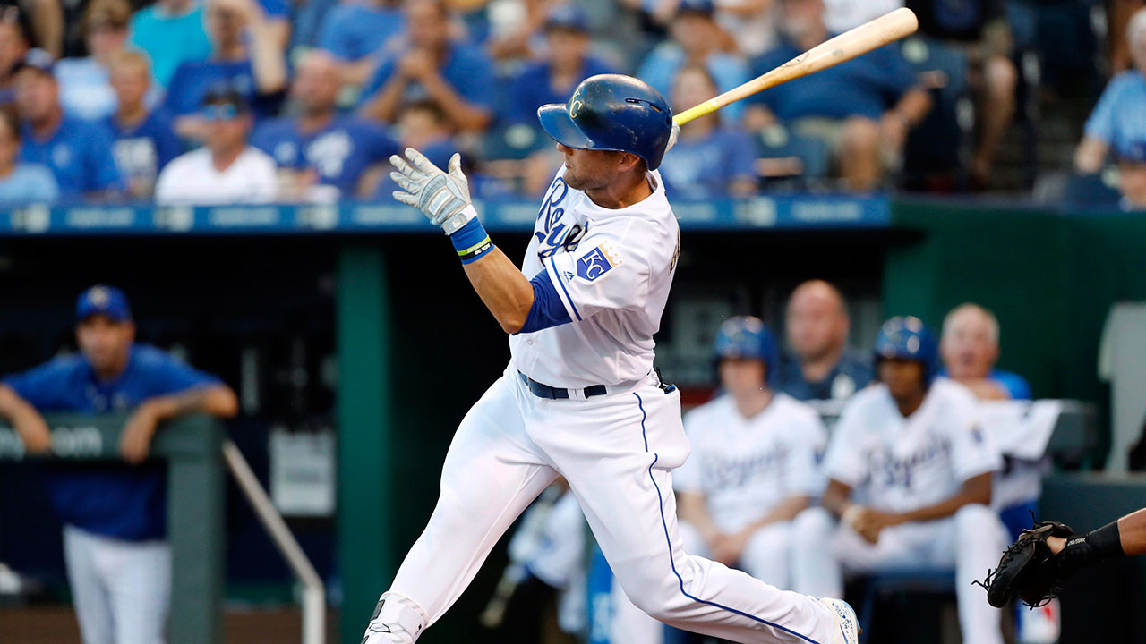 Watch Lorenzo Cain (and his kids) throw ceremonial first pitch to Royals'  Salvador Perez