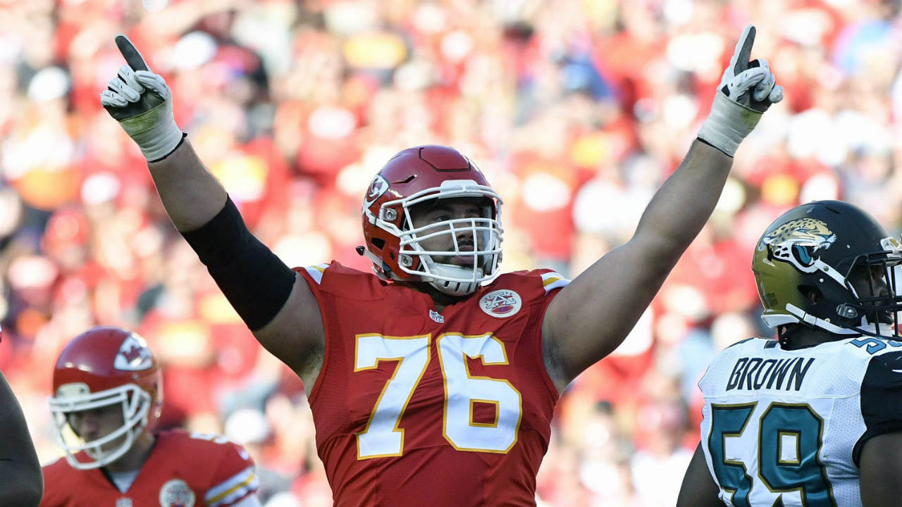 Kansas-City-Chiefs-offensive-lineman-Laurent-Duvernay-Tardif-(76).-(Ed-Zurga/AP)