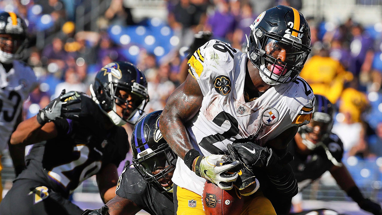 Ravens' Terrell Suggs exits tunnel in gladiator mask